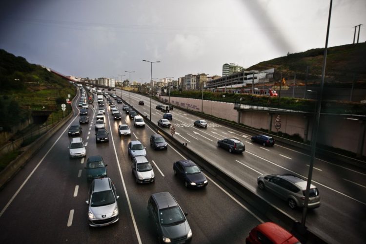 Uma automobilista com cerca de 40 anos foi atropelada mortalmente quando atravessava o IC19, no sentido Lisboa-Sintra, depois de o carro em que seguia ter avariado, segundo o Comando Metropolitano de Lisboa (Cometlis) da PSP.