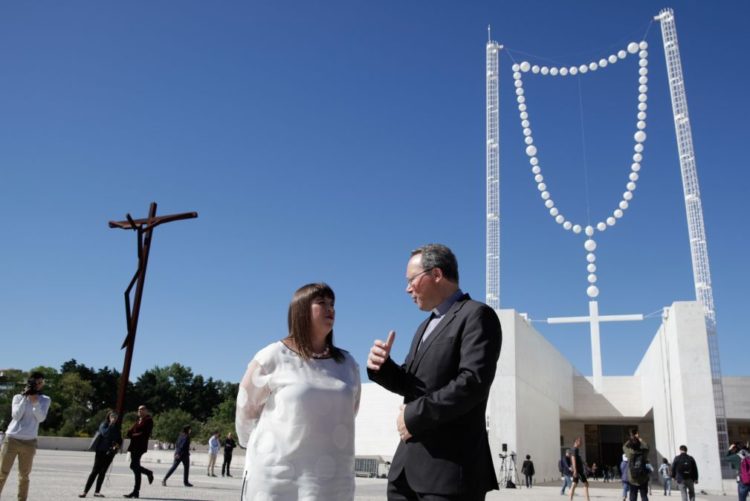 Resultado de imagem para Terço gigante de Joana Vasconcelos inaugurado hoje no Santuário de Fátima