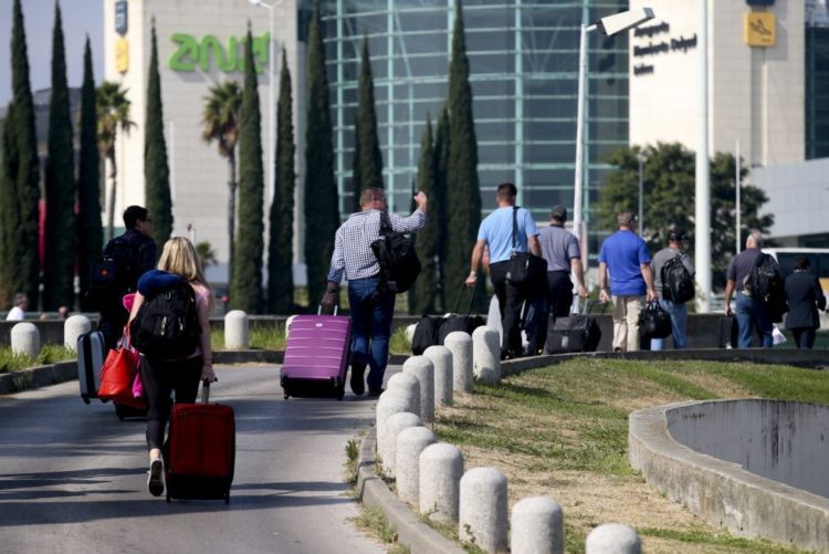 Resultado de imagem para MP acusa 25 funcionários do serviço de bagagens do aeroporto de Lisboa de furto