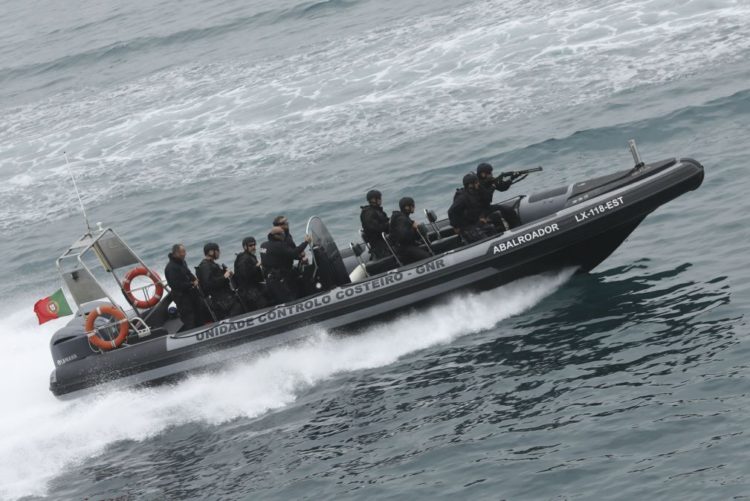 Resultado de imagem para Marinha portuguesa deteta 45 pessoas escondidas em veleiro no Mediterrâneo