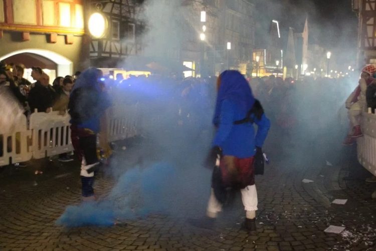 Resultado de imagem para Mulher atirada para caldeirão com água a ferver em parada de Carnaval