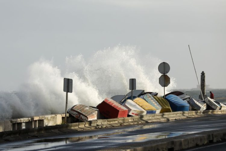 Resultado de imagem para Continente e Madeira com chuva forte e aumento da agitação marítima