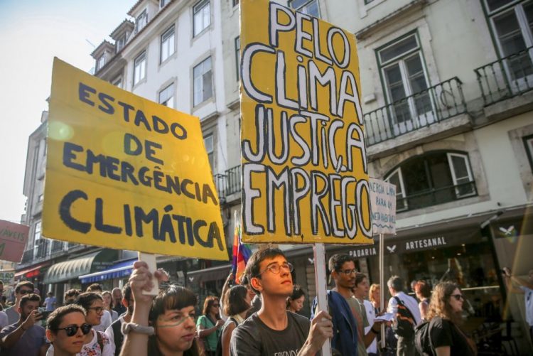 Resultado de imagem para Mais de um milhar de pessoas desfilaram em Lisboa em defesa do clima
