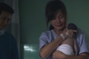 Vídeo de mãe a abraçar recém-nascido sem vida está a agitar o mundo
