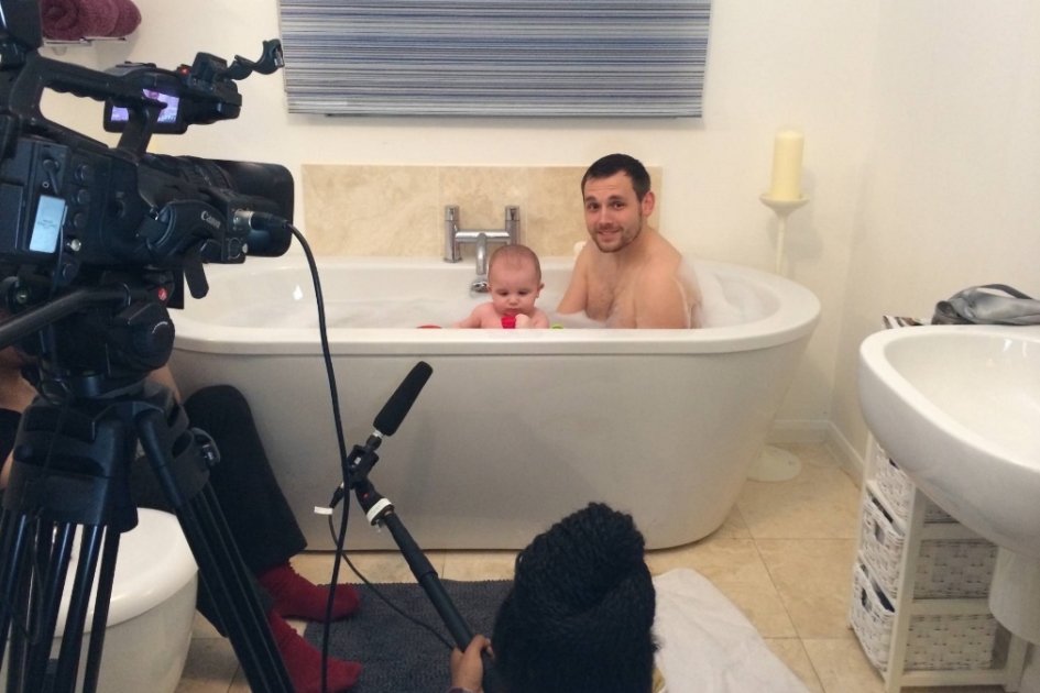 Humorista publica foto nu com a filha na banheira