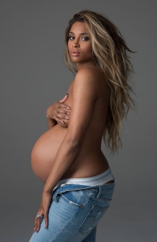 Ciara grávida de 9 meses (Reprodução Bazaar)