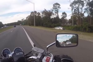 Motociclista salva condutor que estava a ter AVC ao volante [vídeo]