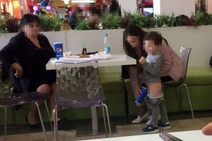 Mãe acusada de ser nojenta pelo que fez ao filho num restaurante