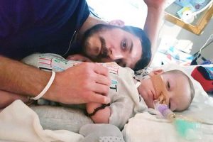 Charlie Gard "não ouve, não vê, não engole, não chora e nem tem capacidade para se mexer"