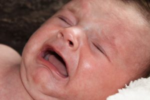 Bebé de 1 mês dado como morto acorda antes da cremação