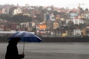 Chuva provoca inundações em habitações e na via pública no Grande Porto
