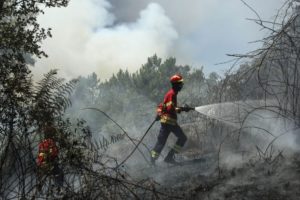 Proteção Civil mantém alerta vermelho até às 20:00 de terça-feira