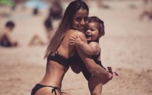 Carolina Patrocínio goza com os "quilinhos a mais" da filha mais nova
