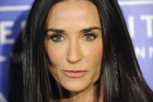 Demi Moore surge em vídeo alcoolizada a abusar de menor