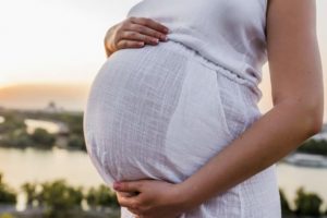 Barriga de aluguer entrega gémeos e mais tarde descobre que um é seu filho biológico