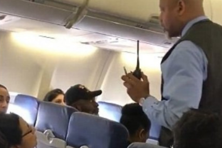 Pai e filha expulsos de avião porque menina de 2 anos fez birra [vídeo]