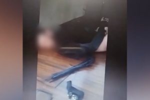Uma mãe capturou e filmou um pedófilo que queria violar a filha depois da recusa da polícia em ajudá-la. A mulher atacou o abusador dentro de sua casa.
