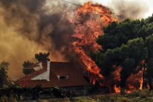 Grécia | 26 pessoas abraçadas e carbonizadas às portas de Atenas [vídeo]