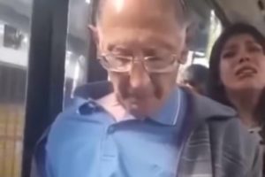 Idoso apanhado no autocarro a ejacular no braço de jovem [vídeo]