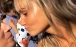 Kelly Bailey de mão dada com Lourenço Ortigão beija outro na boca