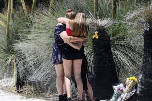 Familiares e amigos de Kimberley visitaram o lugar onde a jovem perdeu a vida e prestaram-lhe uma sentida homenagem