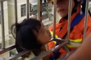 Bombeiros resgatam criança presa por pescoço em varanda de grades [vídeo]