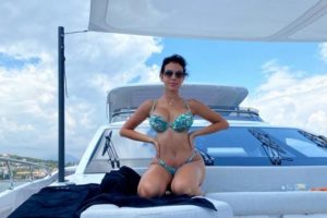 Georgina Rodríguez em cuecas e sutiã de 23 euros para apanhar sol num iate