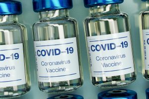 Covid-19: UE antecipa decisão sobre vacina da Pfizer-Biontech