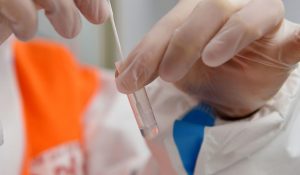 O Ministério da Saúde francês anunciou hoje que detetou o primeiro caso no país de uma pessoa infetada com a variante do vírus covid-19 identificada em primeiro lugar na África do Sul.