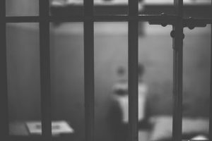 Guarda prisional pediu a preso para passar droga no bar