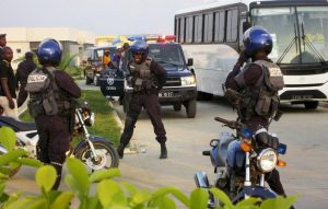   A polícia angolana impediu hoje e deteve seis ativistas de Cabinda, que tentaram realizar uma manifestação em frente à embaixada portuguesa em Luanda, para exigir a Portugal o cumprimento do acordo que permitia a independência do enclave.