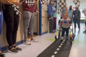 Criança de 2 anos com paralisia sai do hospital a andar [vídeo]