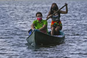 Professora desloca-se de canoa para ensinar crianças sem internet