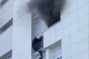 Jovens trepam prédio para salvar bebé de incêndio [vídeo]