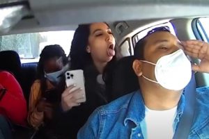 Mulher sem máscara tosse para cima de condutor de Uber e acaba detida [vídeo]