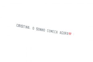 Avião com faixa "O Sonho começa agora" deixa Cristina Ferreira em lágrimas