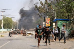 Pelo menos 20 mortos em protestos em várias cidades de Myanmar