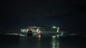Falha nova tentativa de desencalhar navio no Canal do Suez