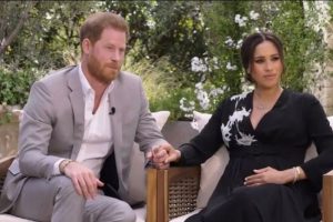 Príncipe Carlos «profundamente magoado» com Meghan e Harry