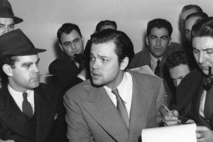 Welles em conferência de imprensa após a transmissão (Imagem de Domínio Público)
