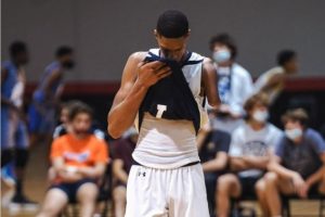 Adolescente sem braço é a nova estrela do basquetebol americano [vídeo]