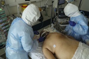 Covid-19: França tem quase 6 mil doentes em cuidados intensivos