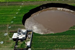 As imagens da cratera gigante que ameaça engolir casas