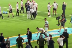 Cristiano Ronaldo apanhado aos pontapés à braçadeira de capitão [vídeo]