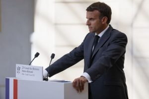 Presidente francês agredido durante visita ao sul do país (vídeo)