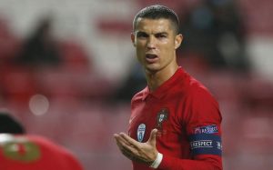 Cristiano Ronaldo atingido com garrafa de coca-cola no jogo com França [vídeo]