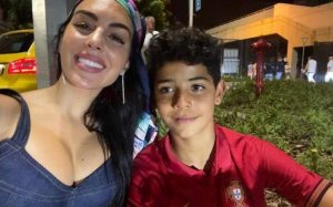 Que aparato! Namorada e filho de Cristiano Ronaldo rodeados de seguranças no jogo de Portugal