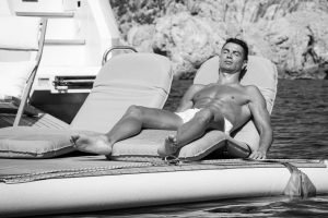 Cristiano Ronaldo aluga mansão de luxo por 12 mil euros por noite [fotos]