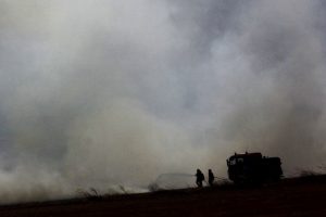 Sete meios aéreos e 157 operacionais combatem incêndio em Vila Boim