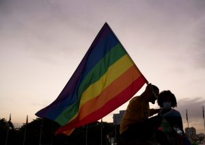 Bruxelas abre processos de infração a Hungria e Polónia devido a direitos LGBTIQ